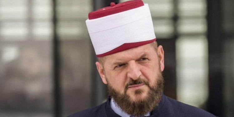 Gratë i vërsulen Shefqet Krasniqit