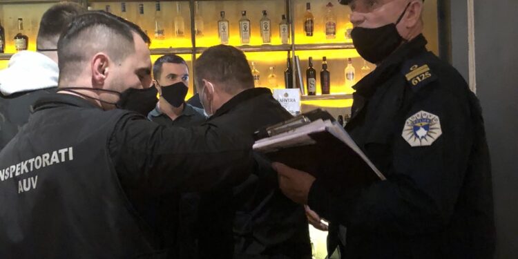 Aksion i Policisë dhe Inspektoratit në Ferizaj e Kaçanik/ Mbyllet një lokal e shqiptohen dhjetëra gjoba