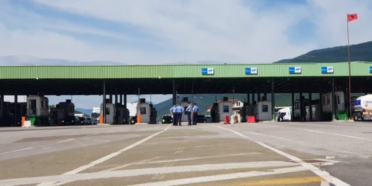 Edhe sot shumë qytetarë ia mësynë Shqipërisë, kolona të gjata në Vërmicë