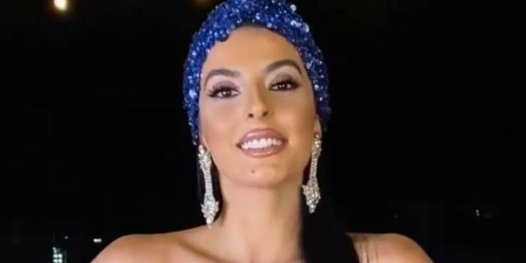 Bleronës fustani nuk ia mban gjoksin