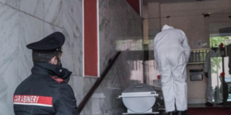 Babai u mbyti nënën dy fëmijët mbyllen në tualet nga frika