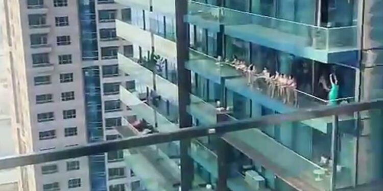 Arrestohen dhjetëra modele në Dubai, bënë video nudo në b….(foto)