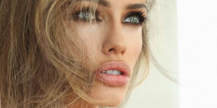 Shfaqet pas një kohe në rrjetet sociale, modelja Zana Krasniqi merr vëmendje me pozat atraktive