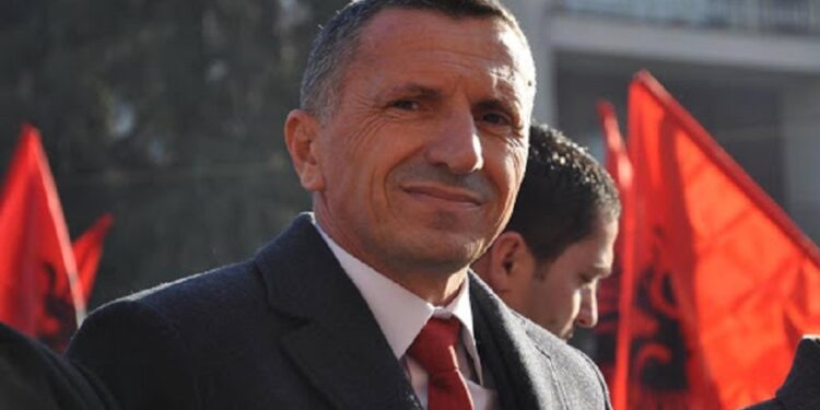 Kamberi ua dhuron Bërnabiqit dhe Vuçiqit nga një libër për shqiptarët