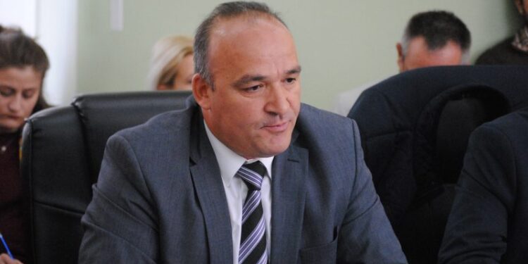 Bulliqi i bën elegant inspektorët e tij ja çka ju blenë