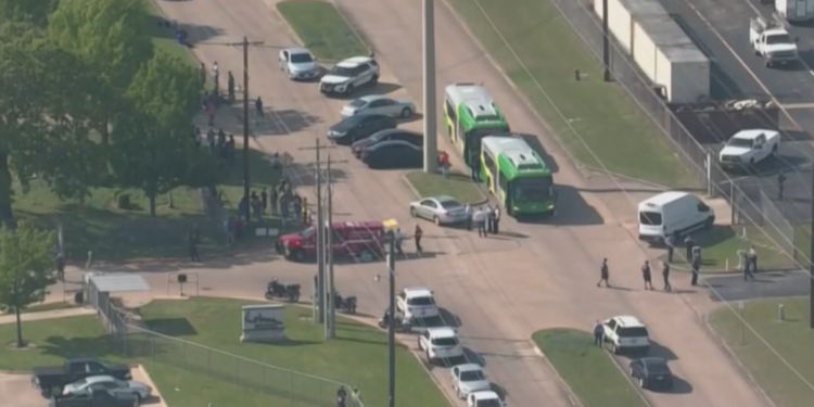 Vret kolegun e tij dhe plagos pesë të tjerë në fabrikën ku punonin në Teksas