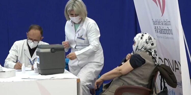 Hetime e akuza për vaksinat kur Kosovës po i harxhohen dozat