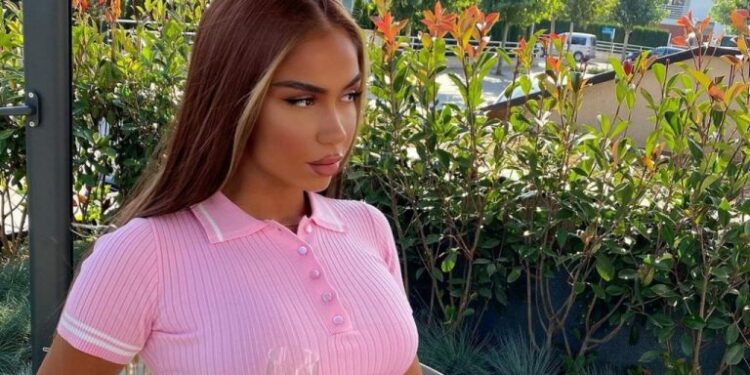 Arta Nitaj provokon me veshjen e ngushtë në setin e ri fotografik