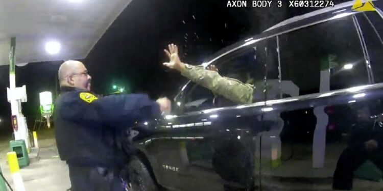 Ushtari amerikan keqtrajtohet nga policia VIDEO