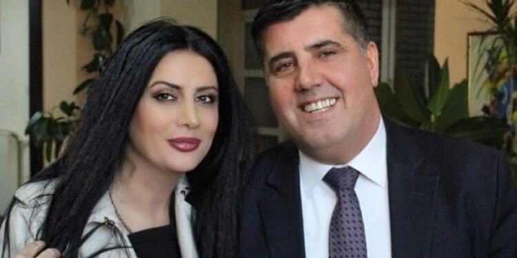 Lutfi Haziri, puthje të “zjarrta” me bashkëshorten (foto)