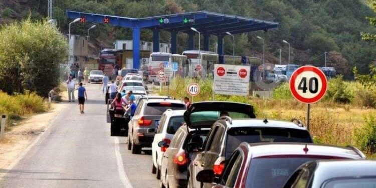 Përveç qytetarëve, edhe veturat zyrtare po shkojnë në Shqipëri