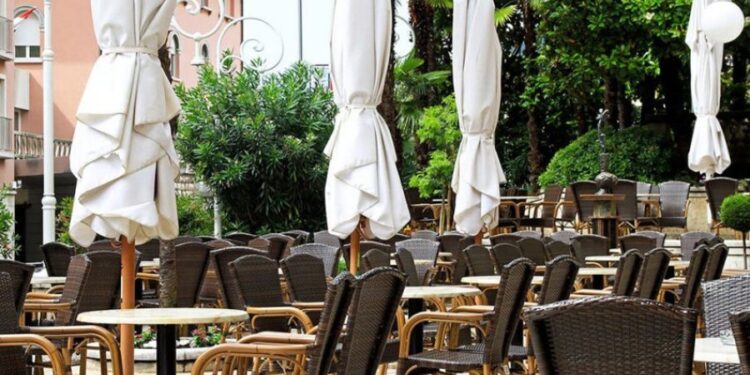 Infektologu i njohur për masat e reja: Vendim politik, s’ka kapacitet për një valë të re të Covid-19