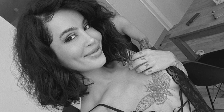 Dafina Zeqiri i heq të gjitha (foto+18)