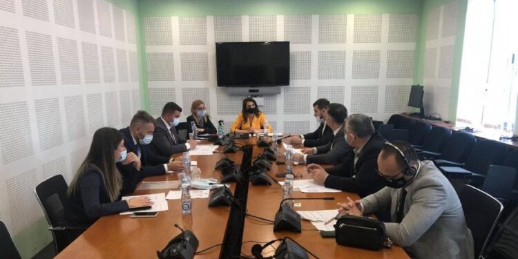 Komisioni për Qeverisje Lokale kërkon që të mbikëqyrë edhe Administratën Publike