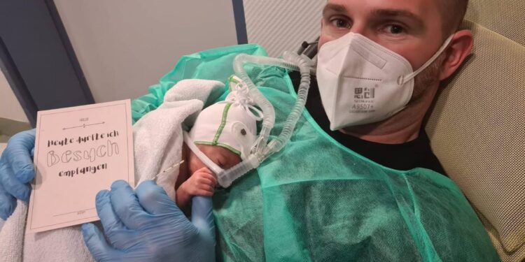I vdiq gruaja gjatë lindjes, kolegët e befasojnë mërgimtarin në Gjermani me ndihmën e tyre