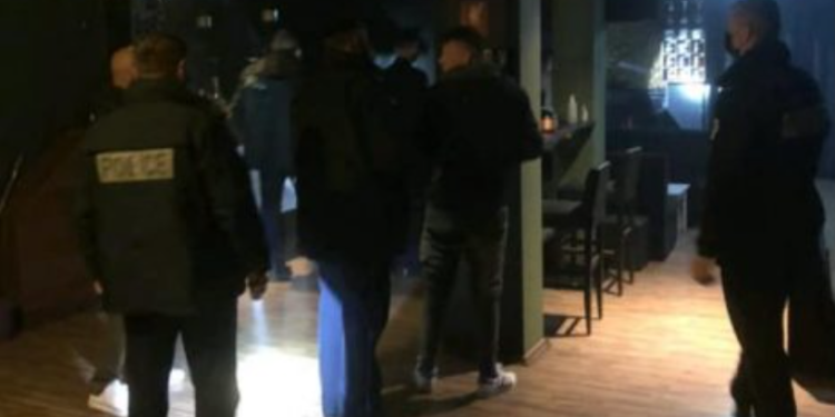 Policia dhe AUV në lokale dhe në qendra tregtare, po monitorojnë zbatimin e masave antiCOVID