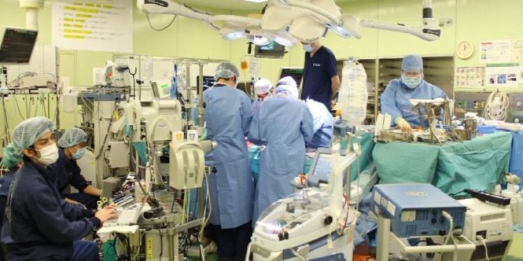 Japonia kryen transplantin e parë në botë të mushkërive nga donatorë të gjallë te pacientja me COVID-19
