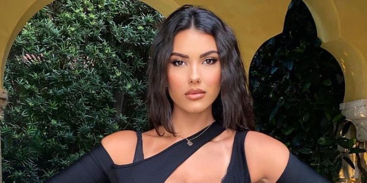 Jehona Dreshaj nxjerrë gjoksin gjigant në fushë