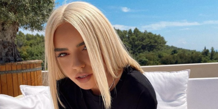 Kida gjoksin e mbulon vetëm me një gjethe