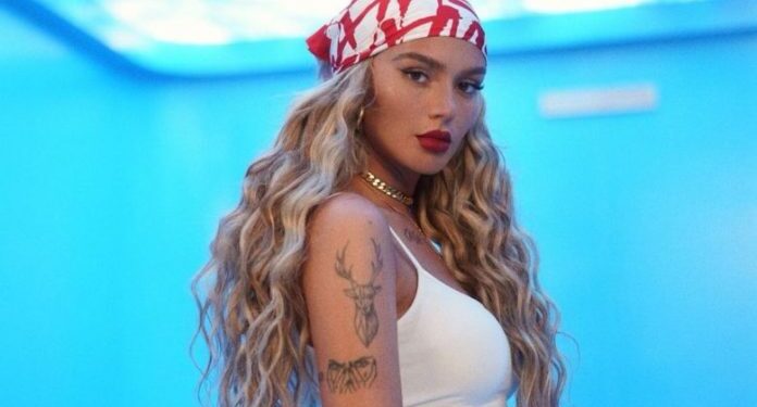 Loredana tregon format trupore duke pozuar në pasqyrë