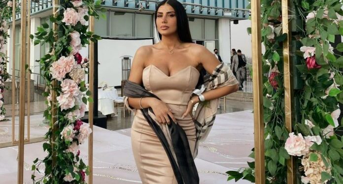 Lutës i ‘ngelet’ vajza në derë duke ekspozuar gjoksin