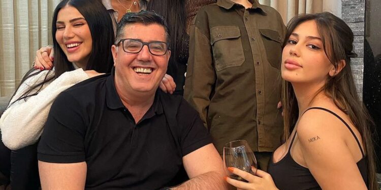 Vajza i zë duke u “ledhatuar” Lutën me gruan e tij (video)