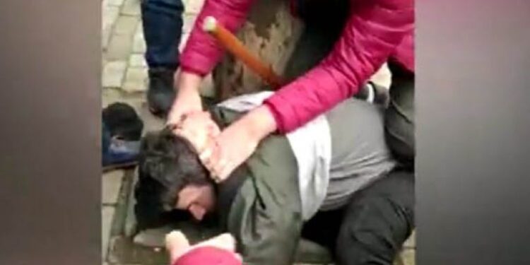 I theri me thikë 5 persona në xhami arrestohet autorit VIDEO