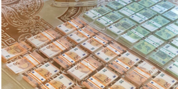 Policia ia gjen mbi 1 mijë euro false 22 vjeçarit në Skenderaj