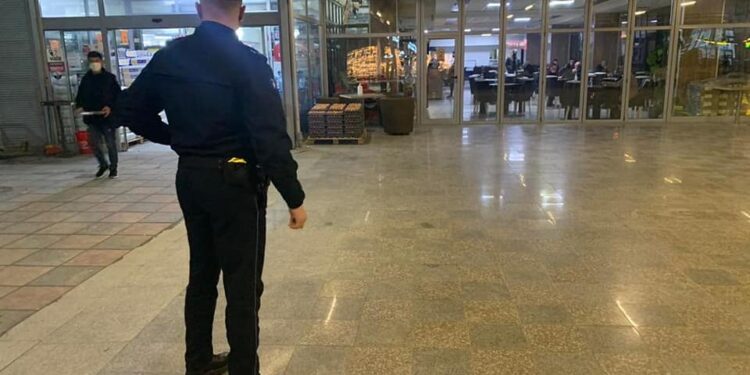 Zbatimi i masave antiCOVID – Policia shqipton gjoba e mbyll lokale në Prizren e Suharekë