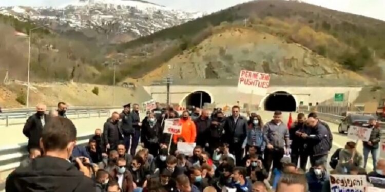 Banorët protestojnë pranë tunelit të Kalimashit, kundërshtojnë ndërtimin e hidrocentralit