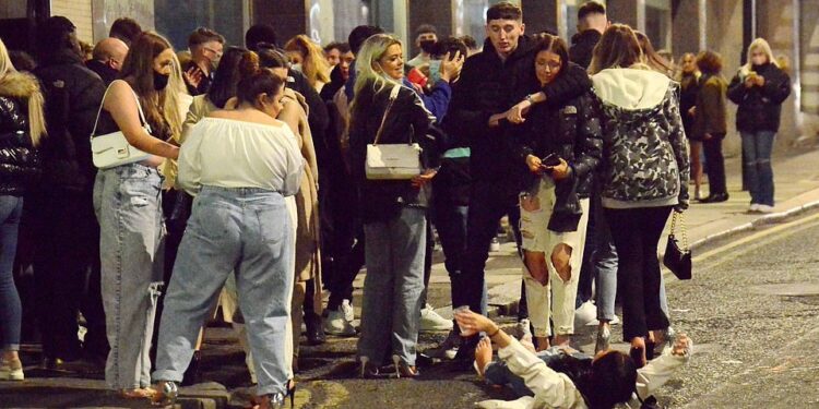 Rihapja e ‘pub’-eve në Angli, ‘shthuren’ të rinjtë(foto)