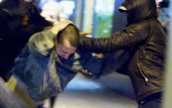 Derisa ishte duke fjetur dy persona e rrahin një maroken në Prizren, e bëjnë për spital