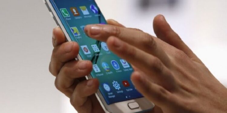 90-vjeçarja humb 32 ​​milionë dollarë nga një mashtrim përmes telefonit