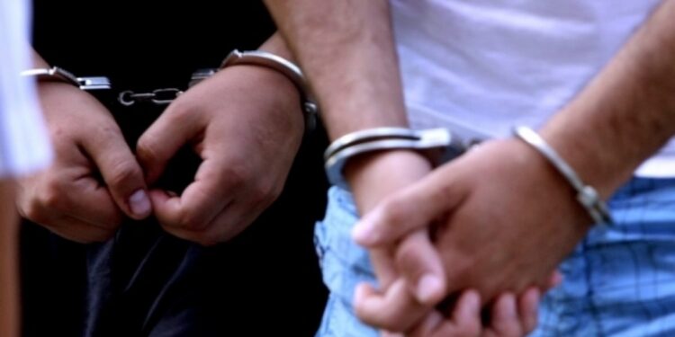 Kapen në flagrancë dy persona nga Policia, tentuan të vidhnin një pjesë të veturës në Fushë Kosovë