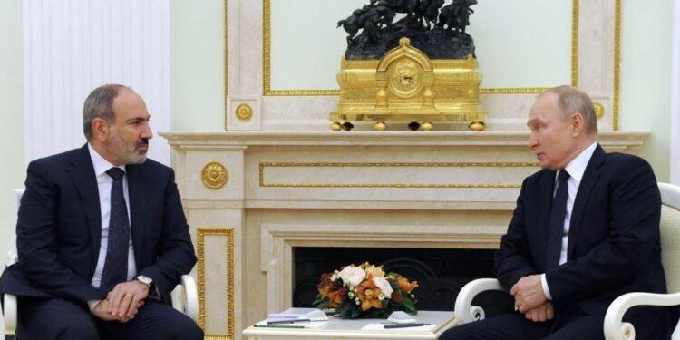 Kryeministri i Armenisë i kërkon ndihmë Putinit për të burgosurit e luftës në Azerbajxhan