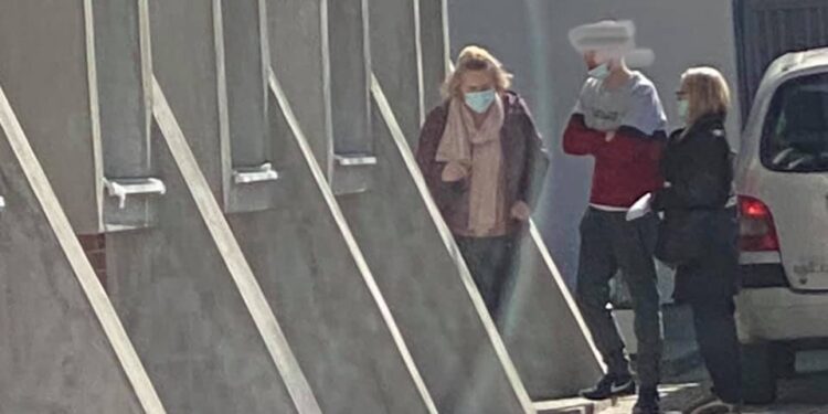 Haxhiu i PDK-së: Kurti mbylli qendrën e vaksinimit në Prishtinë, ndërsa vetë votoi në qendrën e votimit në Tiranë