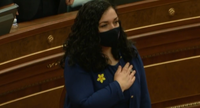 Para se të betohej si Presidente, Vjosa Osmani dha dorëheqje nga Lista Guxo dhe posti i deputetes