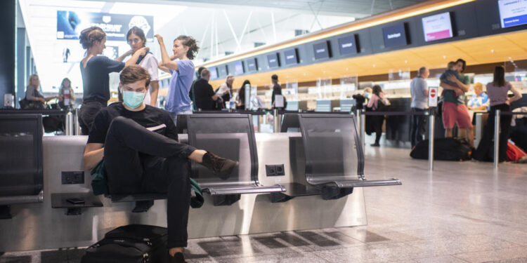 Shumë shtete ashpërsojnë masat kundër COVID-19