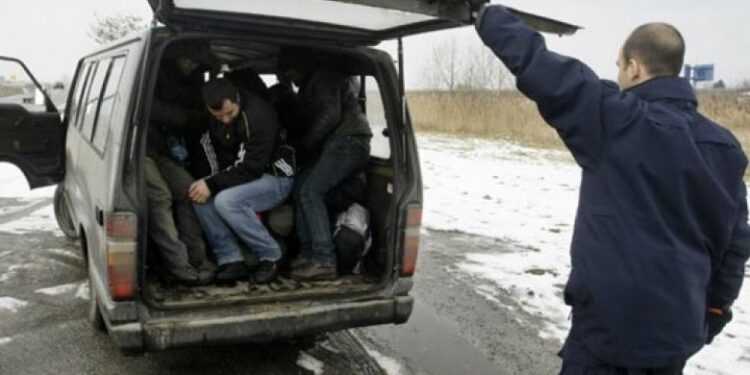 Aksidentohet vetura e cila po bartte ilegalisht emigrantë në Drenas