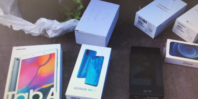 U tentua të kontrabandoheshin, konfiskohen disa telefona në Jarinje