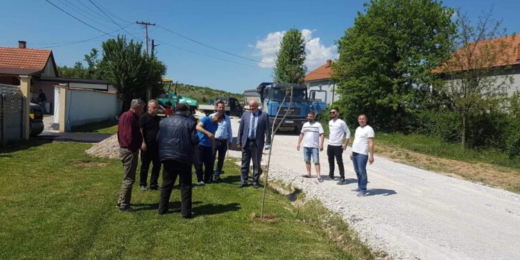 Kryetari Haliti i vizitoj disa projekte infrastrukture në Viti