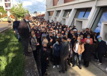 Për marre e skandaloz organizimi për vaksinim: Mijëra të moshuar në pritje para sallës “1 tetori”