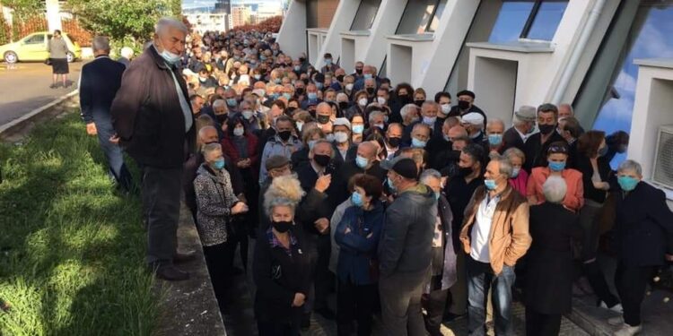 Për marre e skandaloz organizimi për vaksinim: Mijëra të moshuar në pritje para sallës “1 tetori”