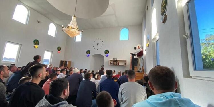 Hoxha nga Drenasi fal Bajramin me tirqi dhe plis