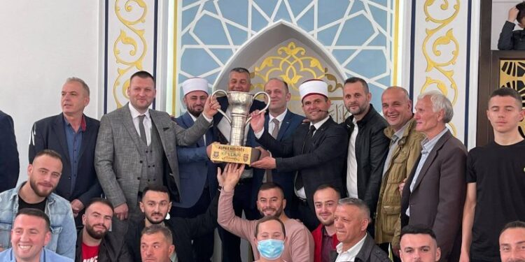 Llapjanët e dërgojnë trofeun e Kupës në xhami gjatë faljes së Bajramit
