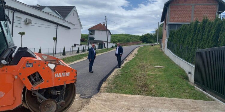 Në Smirë të Vitisë u asfaltuan  dy  rrugë (foto)