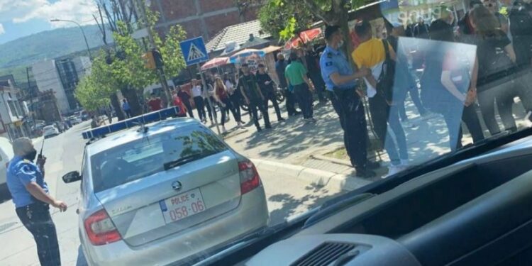 Policia i arreston disa të rinj në Prizren
