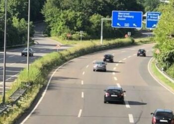 Burri e harron gruan e tij në një autostradë në Gjermani