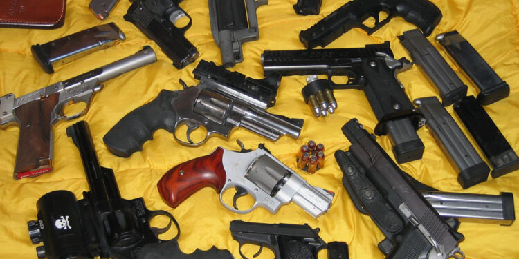Arrestohet një 35-vjeçar për dhunë në Podujevë, policia i gjen arsenal armësh në shtëpi