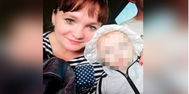 E tmerrshme në Rusi, nëna përpiqet të mbysë foshnjën në dollapin e rrobave